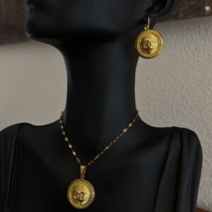 Collier Chanel + Boucle d’oreilles chanel + Bague Chanel