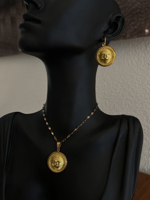 Collier Chanel + Boucle d’oreilles chanel + Bague Chanel