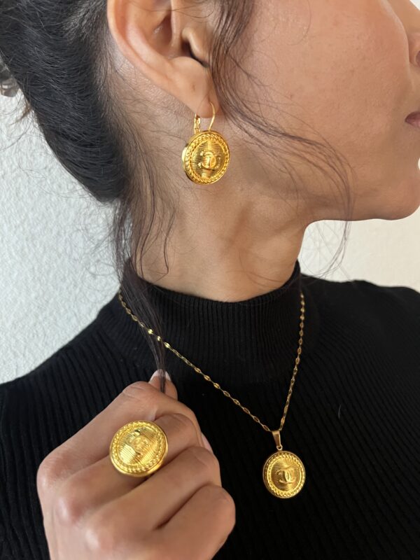 Collier Chanel + Boucle d’oreilles chanel + Bague Chanel – Image 6
